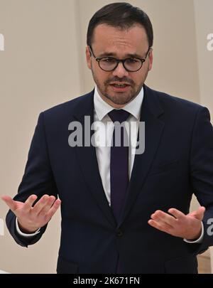 Potsdam, Deutschland. 12. Oktober 2022. Jan Redmann (CDU) spricht in der landtagsdebatte zum Doppelhaushalt 2023/2024. Die Abgeordneten diskutieren unter anderem über das Haushaltsgesetz 20223/2024 der Landesregierung, den Arbeitsmarkt in Brandenburg und die PCK-Raffinerie in Schwedt. Quelle: Bernd Settnik/dpa/Alamy Live News Stockfoto