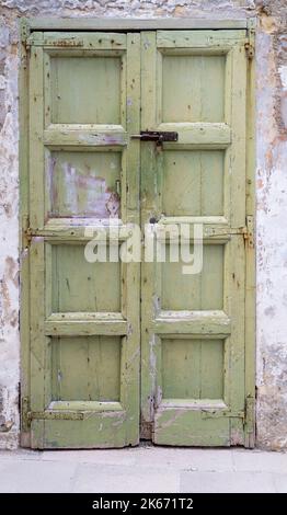 Staubige Alte Grüne Schmerzte Tür Stockfoto