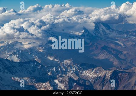 Luftaufnahme wunderschöne Landschaft der schneebedeckten Anden (Cordillera de los Andes), von einem Flugzeugfenster aus gesehen, in der Nähe von Santiago, Chile. Stockfoto
