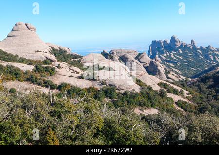 Cluster von hoch aufragenden Felsen in einer Berglandschaft . Naturpark von Montserrat Katalonien Spanien Stockfoto