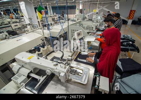 Gazipur, Dhaka, Bangladesch. 12. Oktober 2022. In einer Bekleidungsfabrik in Gazipur, Bangladesch, stellen Arbeiter Kleidung her. Vier von fünf der 4,4 Millionen Beschäftigten in der Bekleidungsindustrie in Bangladesch sind Frauen. Die Ready-Made-Garment-Industrie (RMG) ist ein Hauptpfeiler dieser wirtschaftlichen Erfolgsgeschichte. Bangladesch ist heute einer der größten Bekleidungsexporteure der Welt, wobei der RMG-Sektor 84 % der Exporte Bangladeschs ausmacht. Kredit: ZUMA Press, Inc./Alamy Live Nachrichten Stockfoto