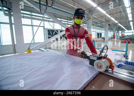 Gazipur, Dhaka, Bangladesch. 12. Oktober 2022. In einer Bekleidungsfabrik in Gazipur, Bangladesch, stellen Arbeiter Kleidung her. Vier von fünf der 4,4 Millionen Beschäftigten in der Bekleidungsindustrie in Bangladesch sind Frauen. Die Ready-Made-Garment-Industrie (RMG) ist ein Hauptpfeiler dieser wirtschaftlichen Erfolgsgeschichte. Bangladesch ist heute einer der größten Bekleidungsexporteure der Welt, wobei der RMG-Sektor 84 % der Exporte Bangladeschs ausmacht. Kredit: ZUMA Press, Inc./Alamy Live Nachrichten Stockfoto