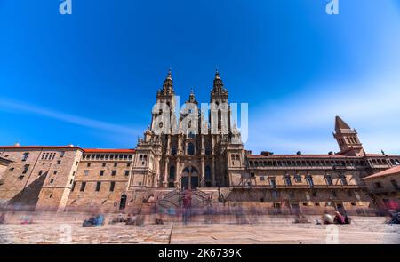 Langzeitbelichtung von verschwommenen Pilgern auf der Obradoiro plaza Stockfoto