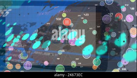 Bild von Diagrammen, Verbindungen mit Symbolen und Weltkarte über soziale Medien auf dem Smartphone Stockfoto