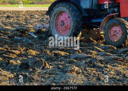 Traktor pflügt das Herbstfeld nach der Ernte Stockfoto