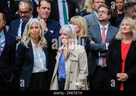 Boris Johnsons Team und Verbündete, darunter Nadien Dorries (Mitte) vor der Downing Street an seinem letzten Tag Stockfoto