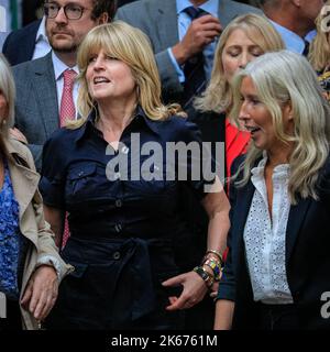 Rachel Johnson, Journalistin und Boris Johnsons Schwester, sieht sich die Rede ihres Bruders in Downing Street, London, Großbritannien an Stockfoto