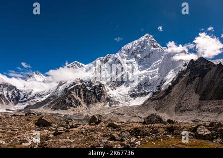 Dramatische Landschaft der Himalaya-Berge in Nepal entlang des Everest-Weges auf dem Weg zum Basislager des Mount Everest Stockfoto