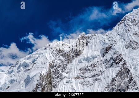 Dramatische Landschaft der Himalaya-Berge in Nepal entlang des Everest-Weges auf dem Weg zum Basislager des Mount Everest Stockfoto