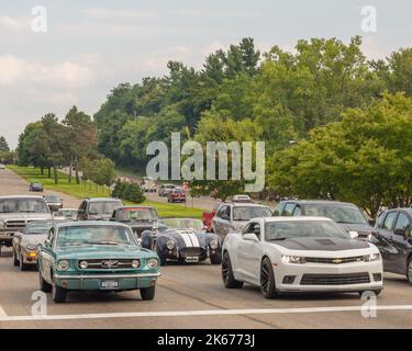 BLOOMFIELD HILLS, MI/USA - 16. AUGUST 2014: Ein Ford Mustang, ein Ford/Shelby AC Cobra und zwei Chevrolet Camaro Autos, Woodward Dream Cruise. Stockfoto