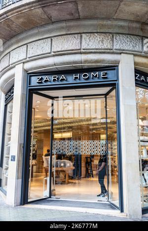 Barcelona, Spanien - 3. Oktober 2022: Ausstellung eines Zara-Hauses, eines Dekorations- und Geschirrladens in der Diagonal Avenue, einer Einkaufsstraße von Barcelona, Stockfoto