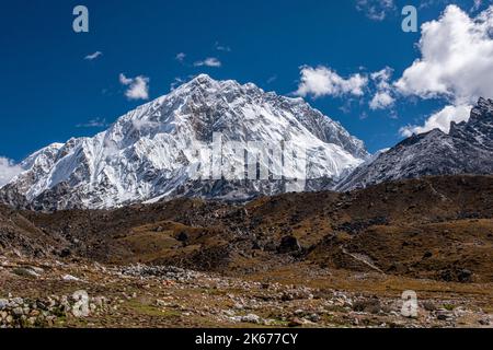 Dramatische Landschaft der Himalaya-Berge in Nepal entlang des Everest-Weges auf dem Weg zum Basislager des Mount Everest Stockfoto