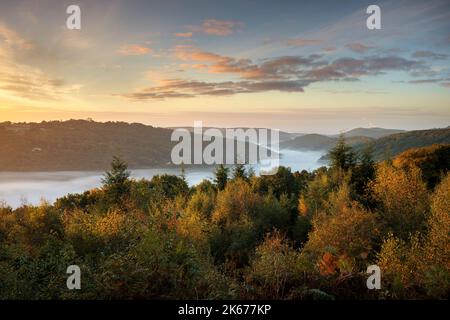 Morgennebel im unteren Wye Valley in der Nähe von Chepstow, Wales. Stockfoto