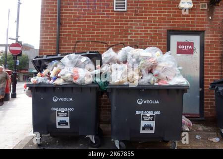 Überlaufene, ungeordnete Abfalleimer in Costa mit vielen Metall- und Kartonartikeln, die Romford Essex UK hätte recyceln sollen Stockfoto