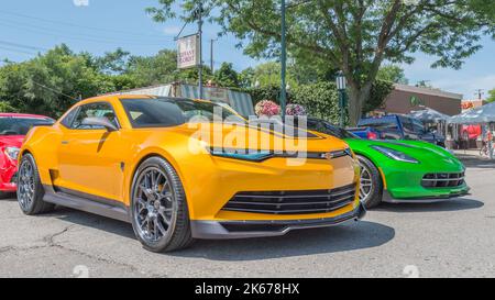 BIRMINGHAM, MI/USA - 15. AUGUST 2014: Chevrolet Camaro und Corvette fahren in „Transformers: Age of Extinction“, Woodward Dream Cruise. Stockfoto