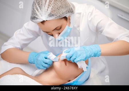 Frau während einer mechanischen Gesichtsreinigung Stockfoto