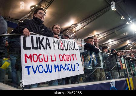 Warschau, Polen. 11. Oktober 2022. Real Madrid Fans, die während des UEFA Champions League 2022/23 Group F Fußballspiels zwischen Shakhtar Donetsk und dem FC Real Madrid im Marschall Jozef Pilsudski Legia Warsaw Municipal Stadium gesehen wurden. Endergebnis; Shakhtar Donetsk 1:1 Real Madrid. (Foto von Attila Husejnow/SOPA Images/Sipa USA) Quelle: SIPA USA/Alamy Live News Stockfoto