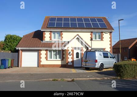 Kleines Einfamilienhaus mit Solar-PV-Array auf dem Dach Tewskebury UK Stockfoto