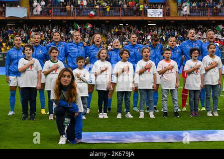 Genua, Italien. 10. Oktober 2022. Luigi Ferraris Stadium, Geova, Italien, 10.10.22 Italien während der Nationalhymne vor dem Freundschaftsspiel zwischen Italien und Brasilien im Luigi Ferraris Stadium in Genova, Italien Fußball (Cristiano Mazzi/SPP) Credit: SPP Sport Press Photo. /Alamy Live News Stockfoto