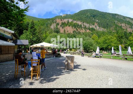 Schutz in den Bergen mit Touristen über geparkte Motorräder. Nationalpark Appennino Tosco-Emiliano, Lagdei, Emilia-Romagna Stockfoto