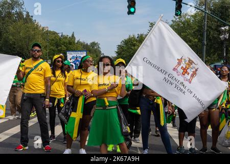 Die West Indian Labor Day Parade mit einer Frau mit der Flagge des „Generalkonsulats von Jamaika New York“ Stockfoto