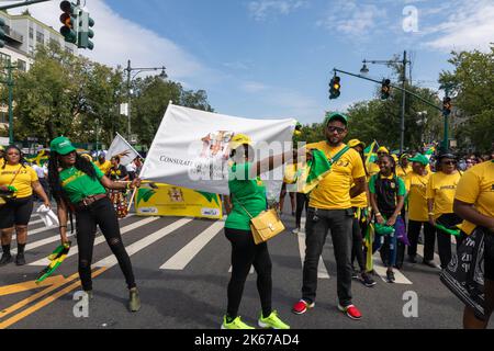 Die West Indian Labor Day Parade mit einer Frau mit der Flagge des „Generalkonsulats von Jamaika New York“ Stockfoto