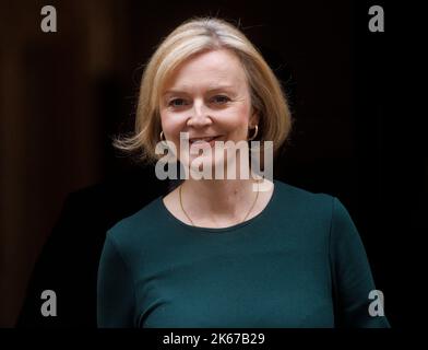 London, Großbritannien. 12. Oktober 2022. Premierministerin Liz Truss überlässt die Nummer 10, um für die Fragen des Premierministers an das Parlament zu gehen. Sie wird Keir Starmer über den Versandkarton stellen und möglicherweise einige schwierige Fragen beantworten. Kredit: Karl Black/Alamy Live Nachrichten Stockfoto