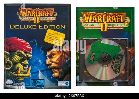 Warcraft II Tides of Darkness Deluxe-Computerspiel mit Warcraft II Beyond the Dark Portal Buch und Disc isoliert auf weißem Hintergrund Stockfoto