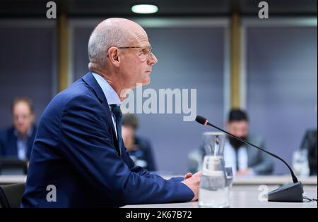 2022-10-12 13:31:28 DEN HAAG - Stef Blok, Minister für Wohnungsbau und den öffentlichen Dienst (2012-2017) - Minister für Wirtschaft und Klima (2021-2022), in der Untersuchungshalle des Repräsentantenhauses während einer öffentlichen Befragung des parlamentarischen Untersuchungsausschusses für die Erdgasförderung in Groningen. ANP PHIL NIJHUIS niederlande Out - belgien Out Stockfoto