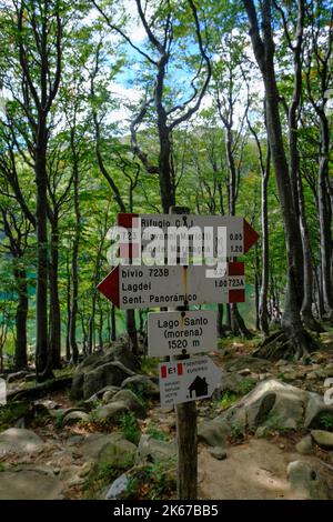 September 2022 Corniglio, Italien: Wegweiser durch Berge und Wälder. Lago Santo, Lagdei, Emilia-Romagna Stockfoto