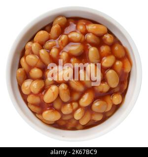 Gebackene Bohnen in Tomatensauce in einer weißen Keramikschale isoliert auf weiß. Draufsicht. Stockfoto