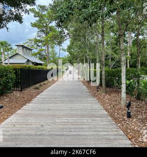 Watercolor, FL USA - 25. Juli 2022: Der hölzerne Wander- und Radweg in Watercolor, Florida. Stockfoto