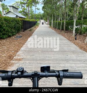 Watercolor, FL USA - 25. Juli 2022: Der hölzerne Wander- und Radweg in Watercolor, Florida. Stockfoto