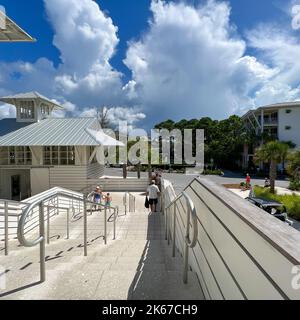 Watercolor, FL USA - 25. Juli 2022: Der Eingang zum Watercolor Community Club in Watercolor, Florida. Stockfoto