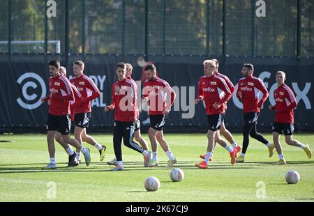 Berlin, Deutschland. 12. Oktober 2022. Fußball: Europa League, vor dem Spiel 1. FC Union Berlin - Malmö FF. Diogo Leite (l-r), Paul Jaeckel, Janik Haberer, Niko Gießelmann, Morten Thorsby, Levin Öztunali und Fabio Schneider laufen während des Trainings. Quelle: Matthias Koch/dpa/Alamy Live News Stockfoto