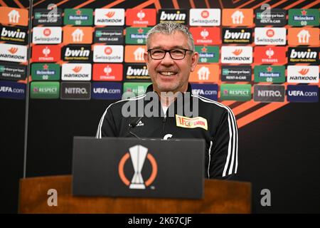 Berlin, Deutschland. 12. Oktober 2022. Fußball: Europa League, vor dem Spiel 1. FC Union Berlin - Malmö FF. Urs Fischer, Trainer von 1. FC Union lächelt während der Pressekonferenz. Quelle: Matthias Koch/dpa/Alamy Live News Stockfoto