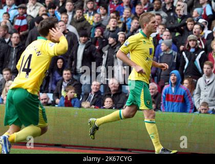 27.. Oktober 2012 - Barclays Premier League - Aston Villa vs Norwich City - Michael Turner aus Norwich City (R) feiert nach dem Ausgleich des Spiels für die Kanaren (1-1) - Foto: Paul Roberts / Pathos. Stockfoto