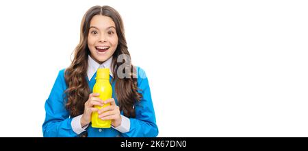 Happy Kind halten gelbe Plastikflasche mit köstlichen erfrischenden Getränk, Vergnügen. Horizontales Poster mit isoliertem Kindergesicht, Banner-Header, Kopie Stockfoto