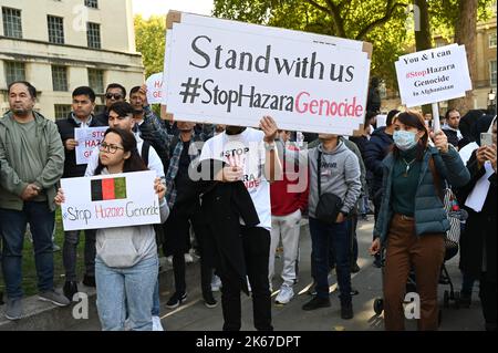 Downing Street, London, Großbritannien. 12. Oktober 2022. Warum kämpft das afghanische Volk nach der Niederlage der westlichen Invasoren weiter und tötet es sein eigenes Volk? Vielmehr vereint und baut Afghanistan und Entwicklung auf. Die Hazaras-Gemeinschaft solidarisiert sich mit den Hazaras. Am 30. September 2022 explodierte ein Selbstmordattentäter im Kaaj-Bildungszentrum in Dashte Barchi, einem Stadtteil von Hazara in Kabul, Afghanistan, und tötete mindestens 52 Menschen. Ein Grund, warum diese Männer inkompetent sind: Die Erziehung von Frauen und Mädchen wird intelligenter sein als die Erziehung von Männern. Quelle: Siehe Li/Picture Capital/ Stockfoto