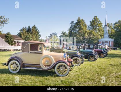 DEARBORN, MI/USA - 7. SEPTEMBER 2014: Acht Oldtimer, darunter ein Ford Model A aus dem Jahr 1928, Martha-Mary Chapel, Old Car Festival, Greenfield Village. Stockfoto