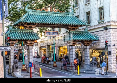 Dragon Gate, der nach Süden gerichtete authentische Torbogen nach Chinatown in Bush und Grant, San Francisco, Kalifornien Stockfoto