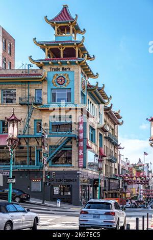 Das nach dem Erdbeben von 1906 erbaute Sing Chong-Gebäude mit Pagodendach ist ein Wahrzeichen in Chinatown in San Francisco, Kalifornien, USA. Stockfoto