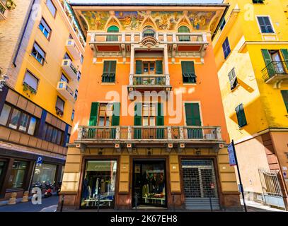 Haus mit bemalter Dachdecke an der Via della Libertá 3 in Rapallo, Ligurien, Italien. Stockfoto