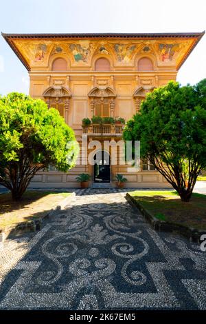 Der Eingang zur Villa Devoto in der Magenta Straße im historischen Zentrum von Rapallo. Ligurien, Italien. Der Eingang vor dem Hotel ist mit einem Mosaikpflaster ausgestattet Stockfoto