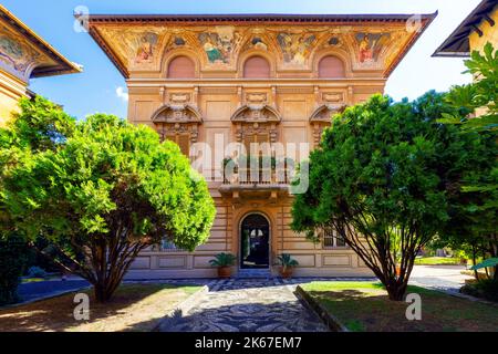 Der Eingang zur Villa Devoto in der Magenta Straße im historischen Zentrum von Rapallo. Ligurien, Italien. Der Eingang vor dem Hotel ist mit einem Mosaikpflaster ausgestattet Stockfoto