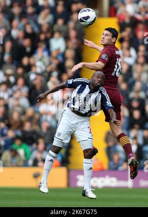 20.. Oktober 2012 - Barclays Premier League - West Bromwich Albion vs. Manchester City - Gareth Barry von Manchester City gewinnt einen Header von Youssouf Mulumbu von West Bromwich Albion - Foto: Paul Roberts / Pathos. Stockfoto