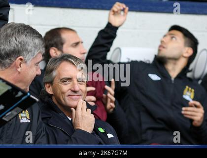 20.. Oktober 2012 - Barclays Premier League - West Bromwich Albion vs. Manchester City - Manchester City Manager Roberto Mancini vor dem Anpfiff genießt einen Witz mit seinem Assistenten Brian Kidd - Foto: Paul Roberts / Pathos. Stockfoto