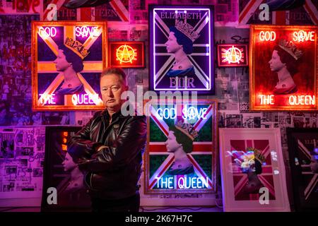 London, Großbritannien. 12. Oktober 2022. Der Künstler Illuminati Neon (aka Mark Sloper) posiert mit seinen Neonarbeiten in „in 1977 I Wanna Go to Heaven“, einem immersiven Punkerlebnis aus dem 21.. Jahrhundert in der Vorschau auf die neunte Ausgabe von Start, Eine Kunstmesse, die zeitgenössische Werke von über 70 aufstrebenden internationalen Künstlern und Galerien aus über 25 Ländern präsentiert. Die Show läuft bis zum 16. Oktober in der Saatchi Gallery in Chelsea. Kredit: Stephen Chung / Alamy Live Nachrichten Stockfoto