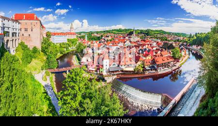 Cesky Krumlov, Tschechische Republik. Blick über den historischen Teil Cesky Krumlov mit Moldau im Sommer, UNESCO-Weltkulturerbe in Böhmen. Stockfoto