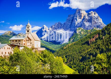 Colle Santa Lucia, Italien. Schöne berühmte Landschaft mit Chiesa di Colle Santa Lucia und Mount Pelmo. Region Belluno, Südtirol - Dolomiten Mountai Stockfoto